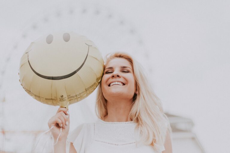 10 WAYS TO MAKE SOMEONE SMILE TODAY
