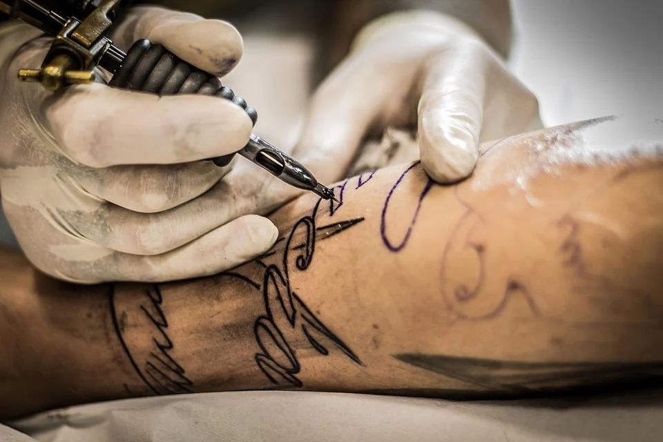 how much do tattoo artist earn